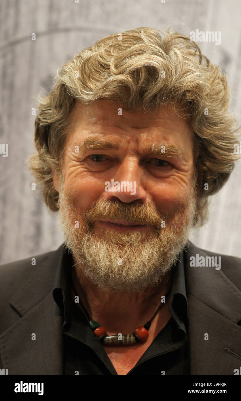 Frankfurter Buchmesse 2014. Reinhold Messner, Bergsteiger, Alpinist Und  Autor Mehrerer Bücher, niederlassen Sein Neuestes Werk "Über Leben" Vor  Stockfotografie - Alamy