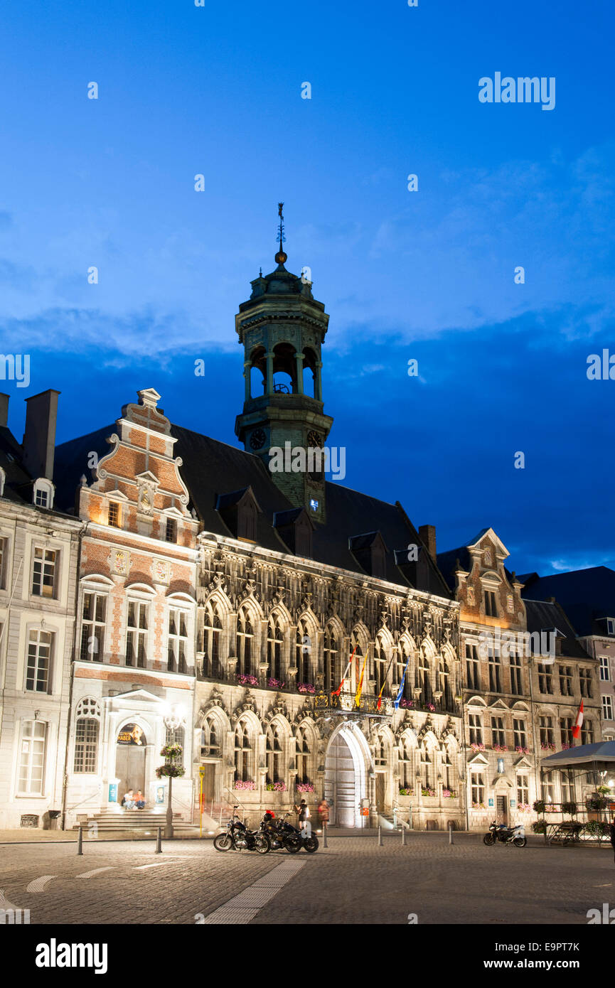 Grand Place Bei Dämmerung, Rathaus, Mons, Hennegau, Wallonien, Belgien, Europa | Die Grand Place bei Dämmerung, Gildehaus, Mons, Hennegau, Stockfoto