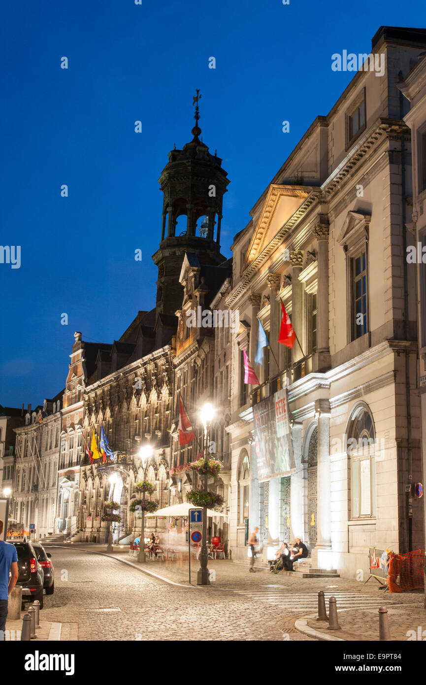 Grand Place Bei Dämmerung, Rathaus Und Königlichen Theater, Mons, Hennegau, Wallonien, Belgien, Europa | Die Grand Place in der Abenddämmerung, gui Stockfoto
