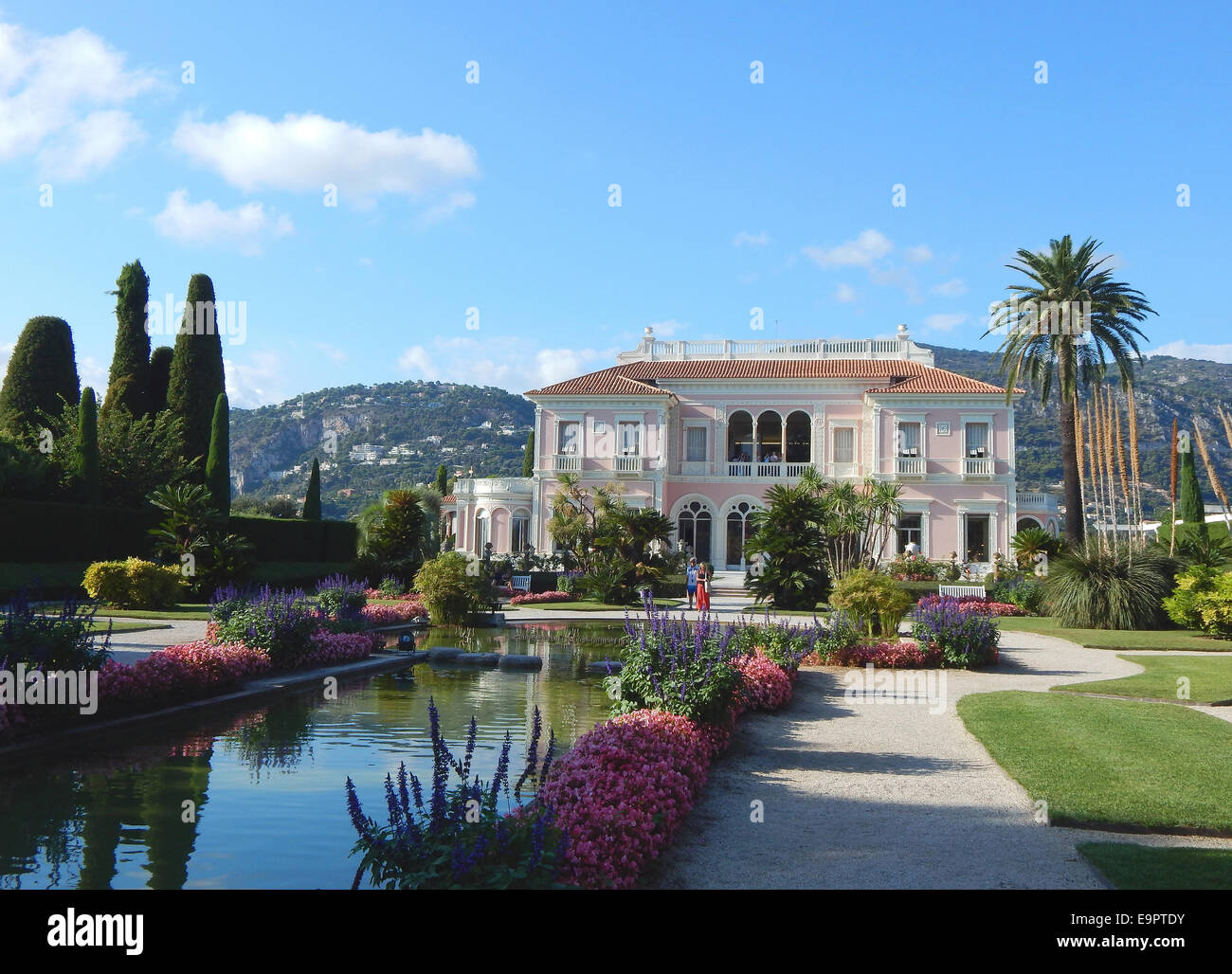 Die Bedeutendste Sehenswuerdigkeit der Halbinsel Saint Jean Cap Ferrat der Franzoesischen Cote D' Azur ist Die Villa Ephrussi de Rothschild - Eine Rosafarbene Postkartenansichten Villa, sterben Beatrice Ephrussi de Rothschild 1912 Erbauen Liess. Diesen von Wunderbaren Gaerten Und Mit Groassartigen Sammlungen ist sterben Fondation de Rothschild Heute Ein Museum. Stockfoto