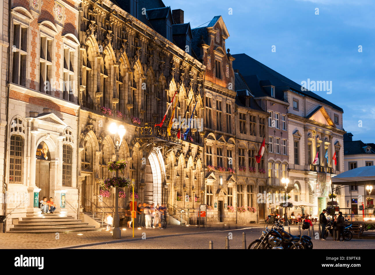 Grand Place Bei Dämmerung, Rathaus, Mons, Hennegau, Wallonien, Belgien, Europa | Die Grand Place bei Dämmerung, Gildehaus, Mons, Hennegau, Stockfoto