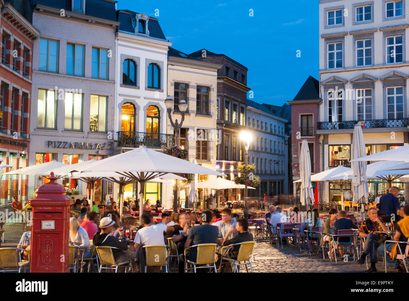 Restaurants Und Cafés Auf der Grand Place Bei Dämmerung, Mons, Hennegau, Wallonien, Belgien, Europa | Restaurants und Cafés auf Gr Stockfoto