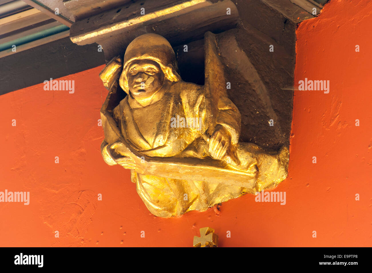 Goldene Figur von Schlutter Im Rathaus, Grand Place, Mons, Hennegau, Wallonien, Belgien, Europa | goldene Figur von Schlutter in g Stockfoto