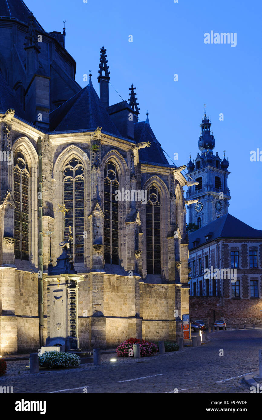 Beleuchtete Stiftskirche St. Waltrudis UndBelfried Bei Dämmerung, Mons, Hennegau, Wallonien, Belgien, Europa | beleuchtete Abtei Stockfoto