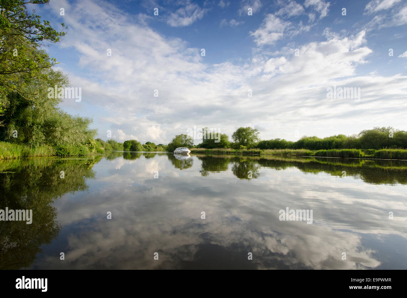 Wolkenformationen und Reflexionen über den Fluß Yare in der Nähe von Surlingham, Norfolk, Großbritannien. Juni. Blick nach Westen. Stockfoto