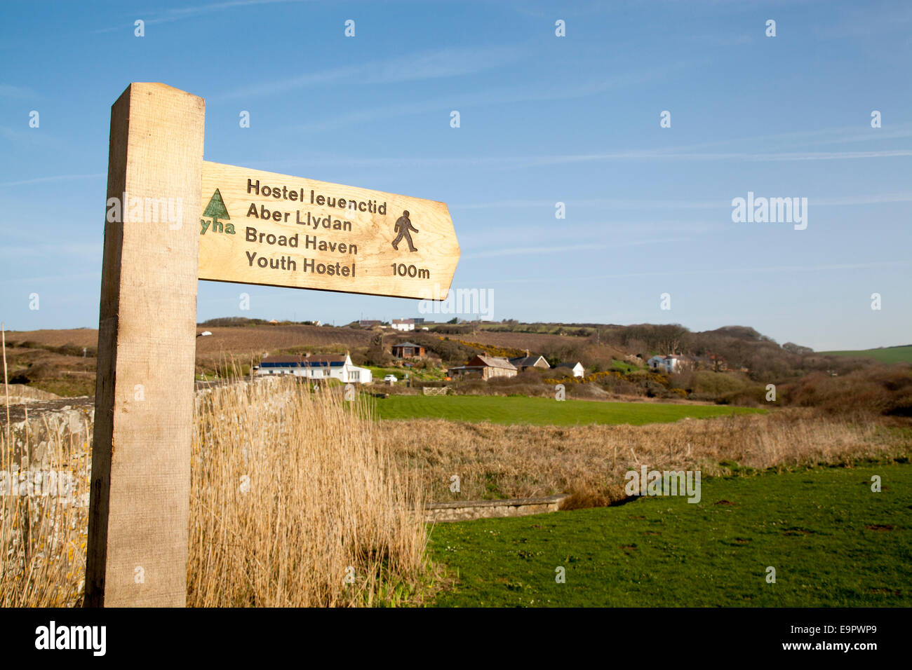 Sign post YHA Jugendherberge in breiten Haven, Pembrokeshire, Wales Stockfoto