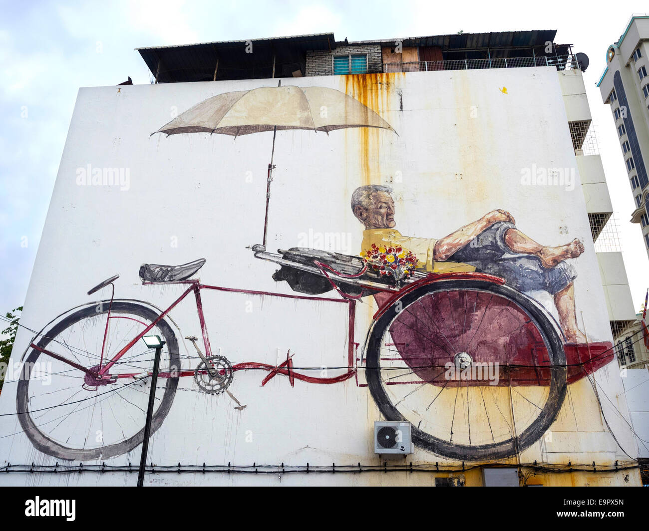 "Die Erwartung Trishaw-Paddler" Straßenkunst Wandgemälde des litauischen Künstlers Ernest Zacharevic in George Town, Penang, Malaysia. Stockfoto
