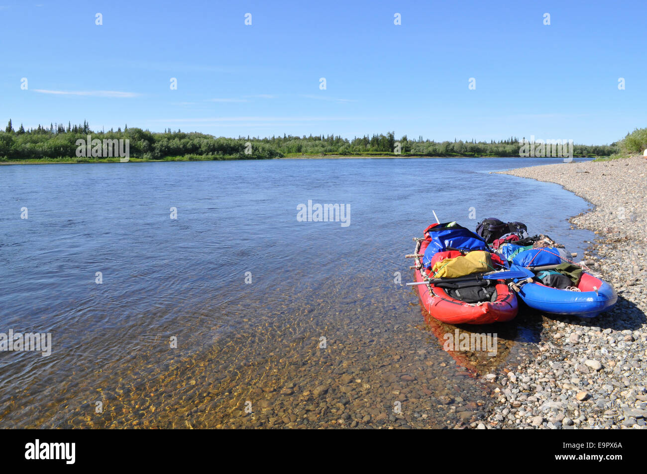 Boot vor der Küste von Nord-Flüsse. Tourist-Katamaran auf dem steinigen Ufer des Flusses Ural. Stockfoto