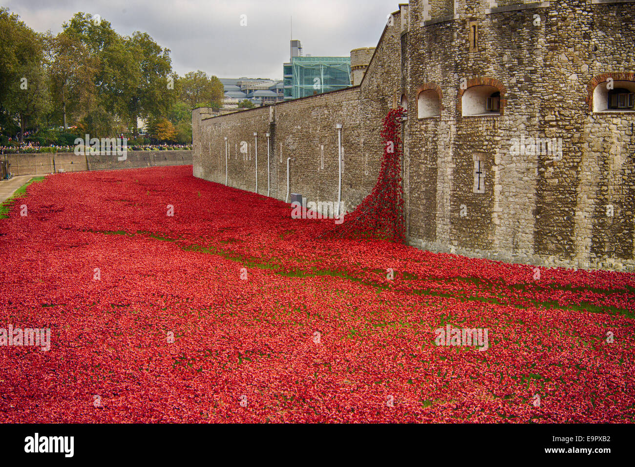 Nordseite des Tower of London mit dem Mohn Installation "Blut Mehrfrequenzdarstellung Länder und Meere of Red" Stockfoto