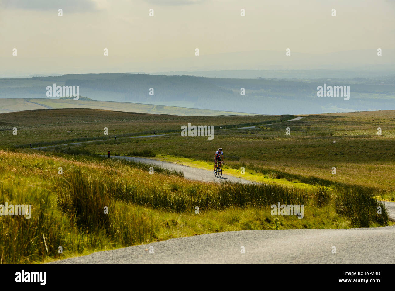 Radfahrer auf der Steigung von Bowland Knotts während sportlichen Event in den Wald von Bowland Lancashire Stockfoto