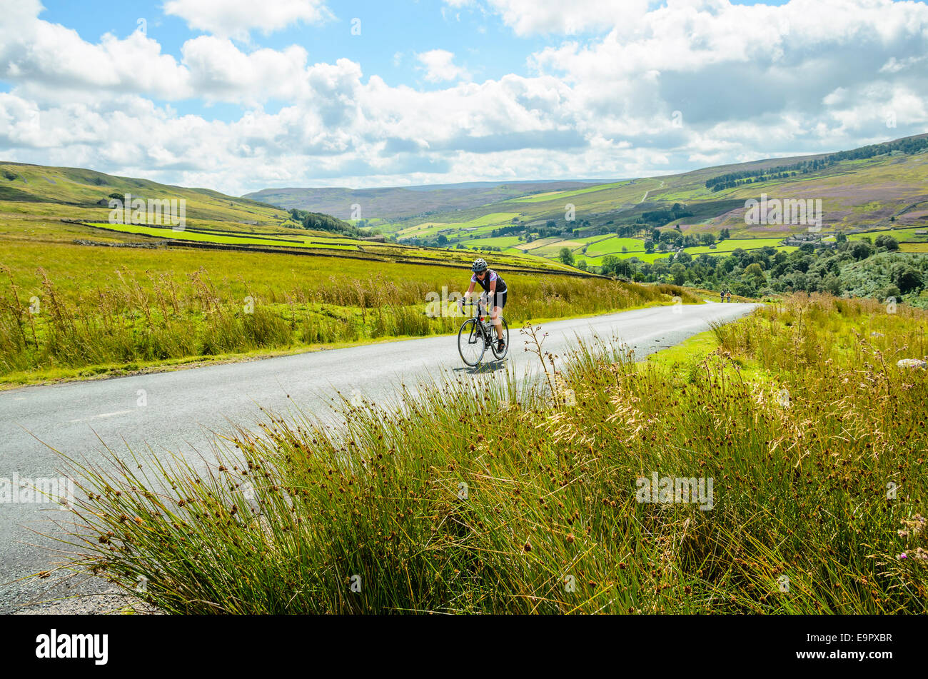 Weibliche Radfahrer Klettern die Stang in Yorkshire Dales Stockfoto