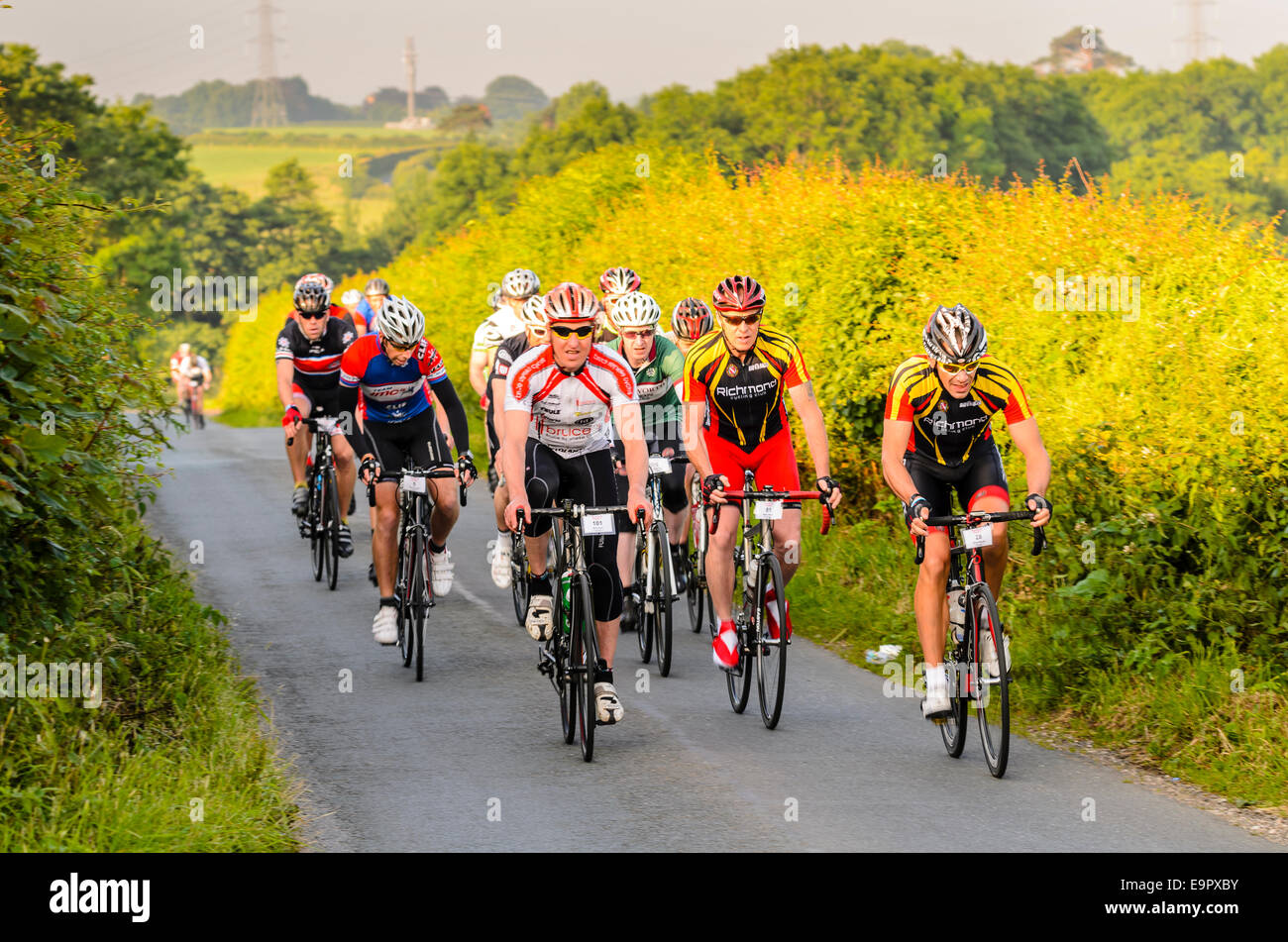 Radfahrer, die Teilnahme an sportlichen Event in den Wald von Bowland Lancashire Stockfoto