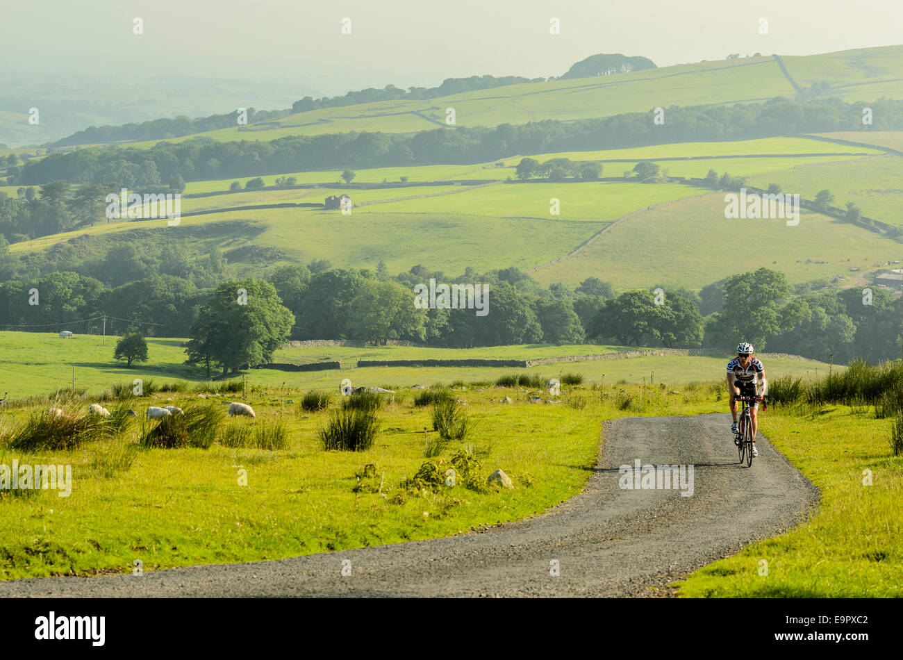 Radfahrer aus Littledale während sportlichen Event in den Wald von Bowland Lancashire Klettern Stockfoto