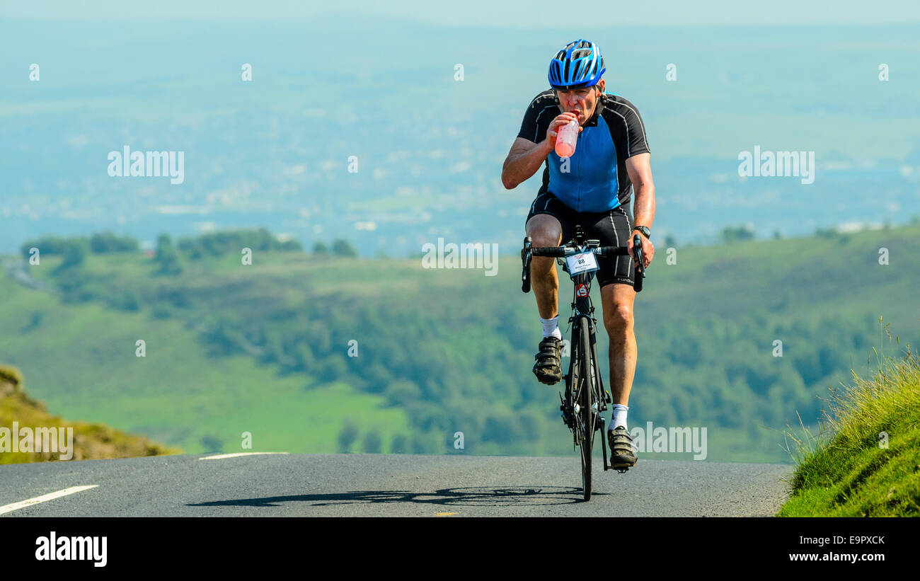 Radfahrer an Spitze der Nick Pendle während der sportlichen Event in den Wald von Bowland Lancashire steigen Stockfoto