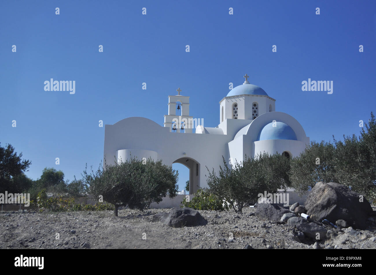 Griechisch-mediterranen Landschaft.  Orthodoxe Kirche auf dem Hintergrund des blauen Himmels. Die Insel Santorini. Stockfoto