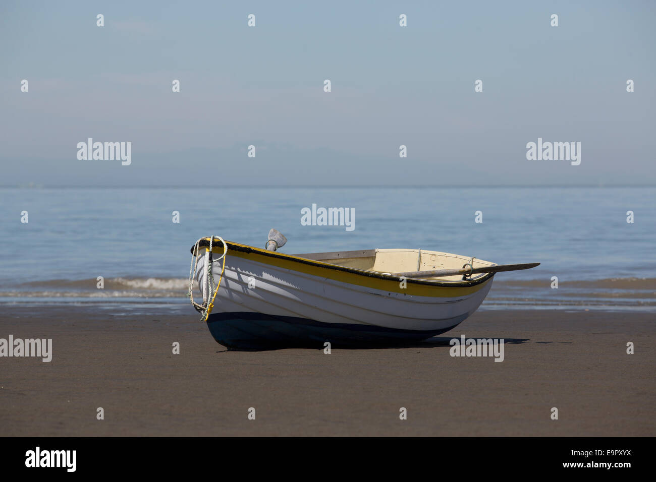 Ein weißer Ruderboot auf einem sandigen Ufer mit dem Horizont dahinter auf Wreck Beach, Vancouver, Britisch-Kolumbien, Kanada. Stockfoto