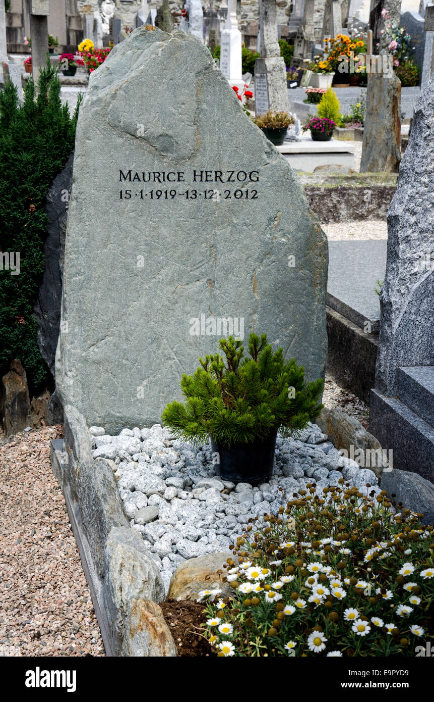 Grab des französischen Bergsteiger Maurice Herzog (1919-2012) auf dem Friedhof von Chamonix in der Region Rhône-Alpes / Haute-Savoie, Frankreich. Stockfoto