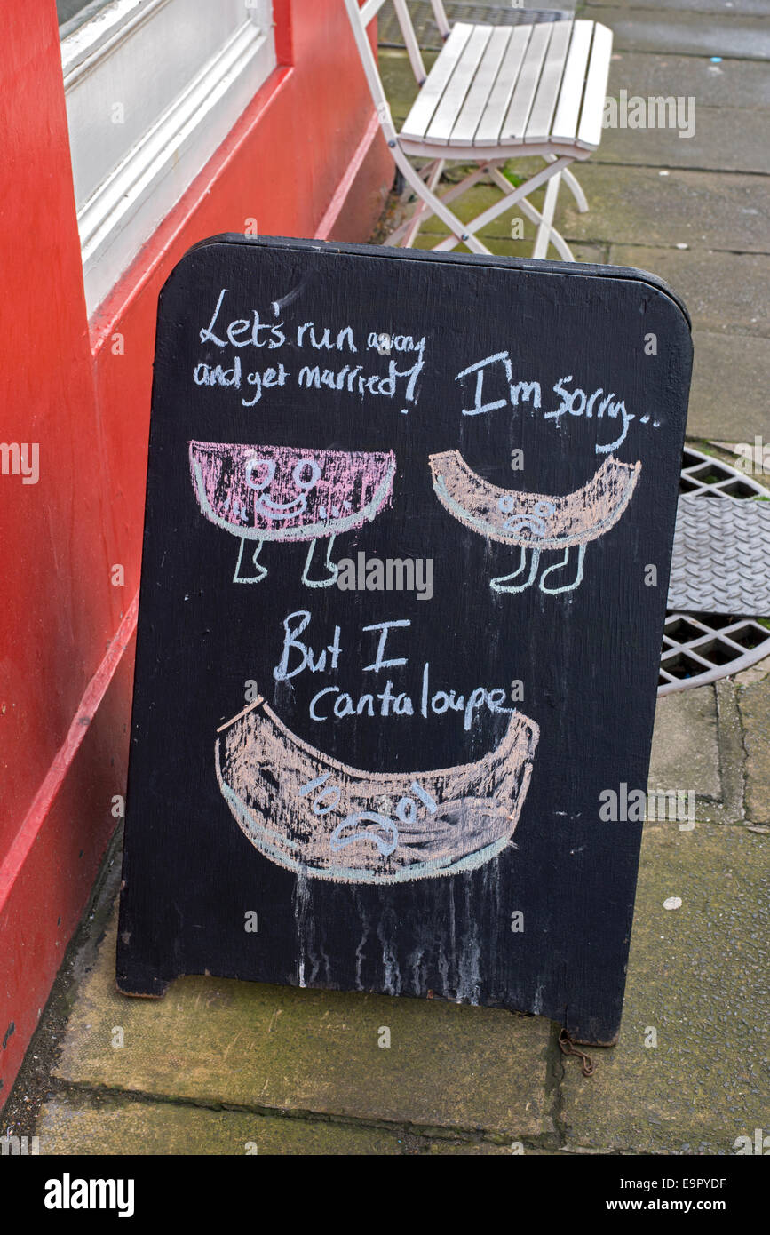 Ein Witz mit Kreide auf eine Tafel vor einem Café in der Edinburghs Neustadt. Stockfoto