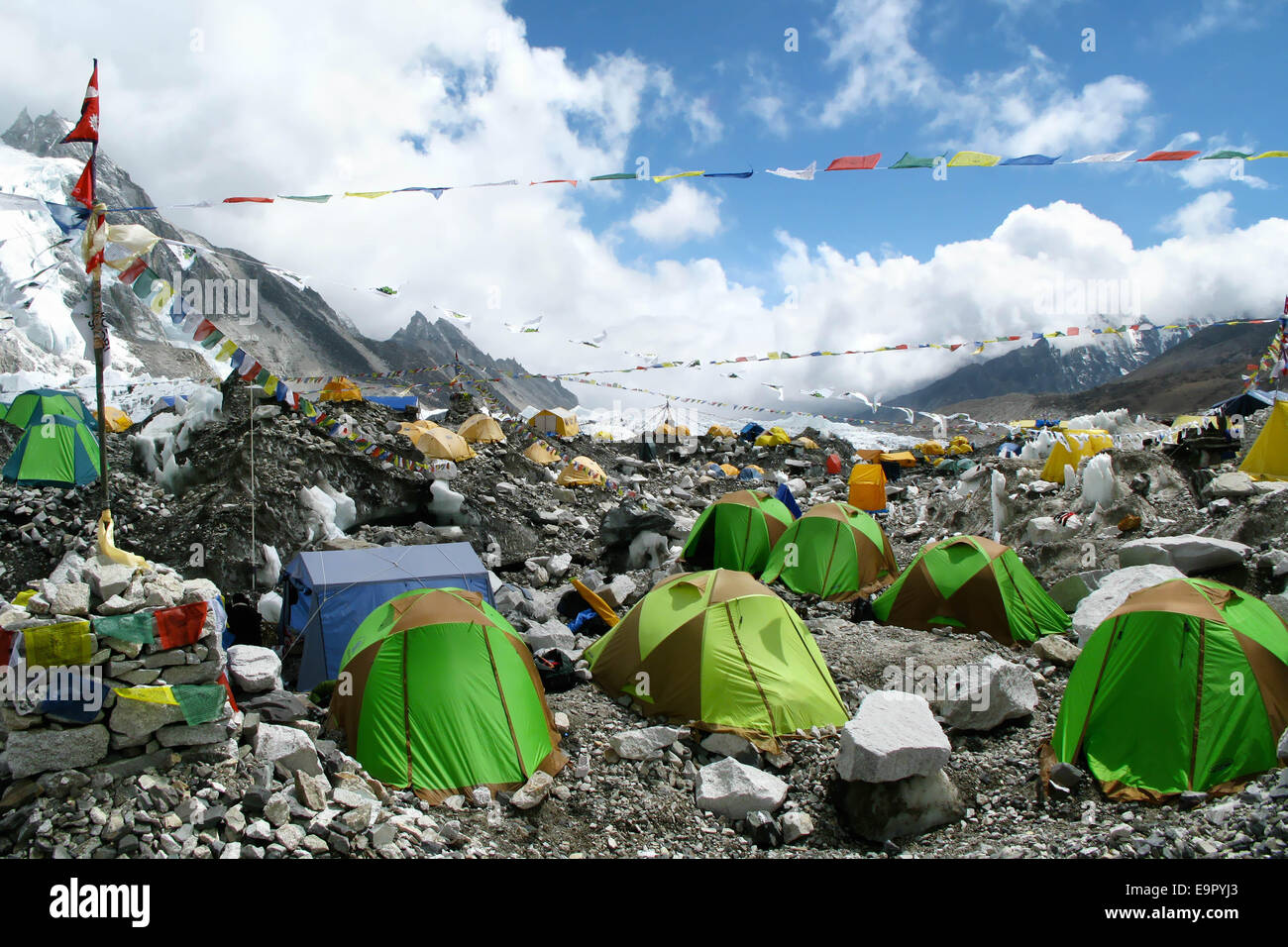 Bunte Zelte und tibetische Gebetsfahnen in Nepal, Everest Base Camp, Khumbu-Region. Stockfoto