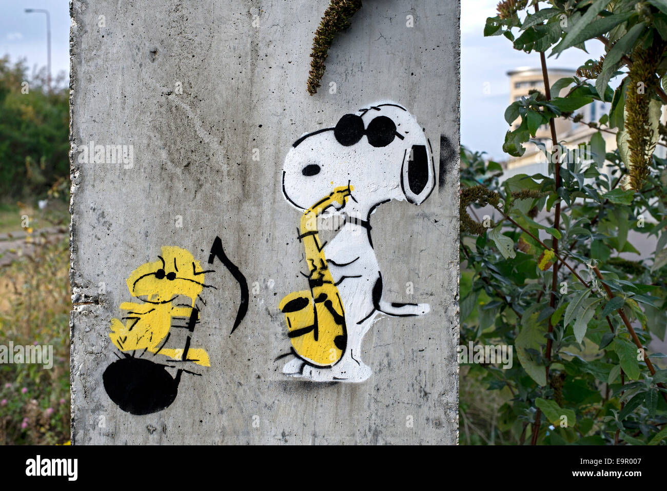 Schablone Graffiti mit den Charakteren, Snoopy und Woodstock aus der Peanuts--Serie Cartoon, created by Charles. Stockfoto