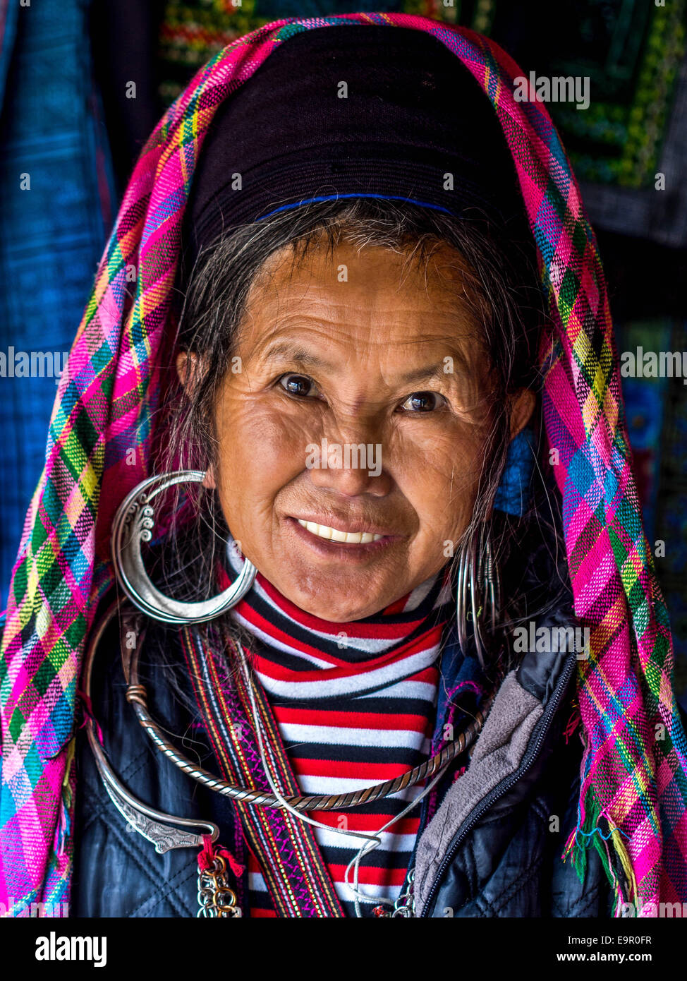 Porträt von Black Hmong Frau trägt traditionelle Kopfbedeckung und Schmuck im Shop in Ban Ho Dorf, in der Nähe von Sapa, Nord-Vietnam. Stockfoto