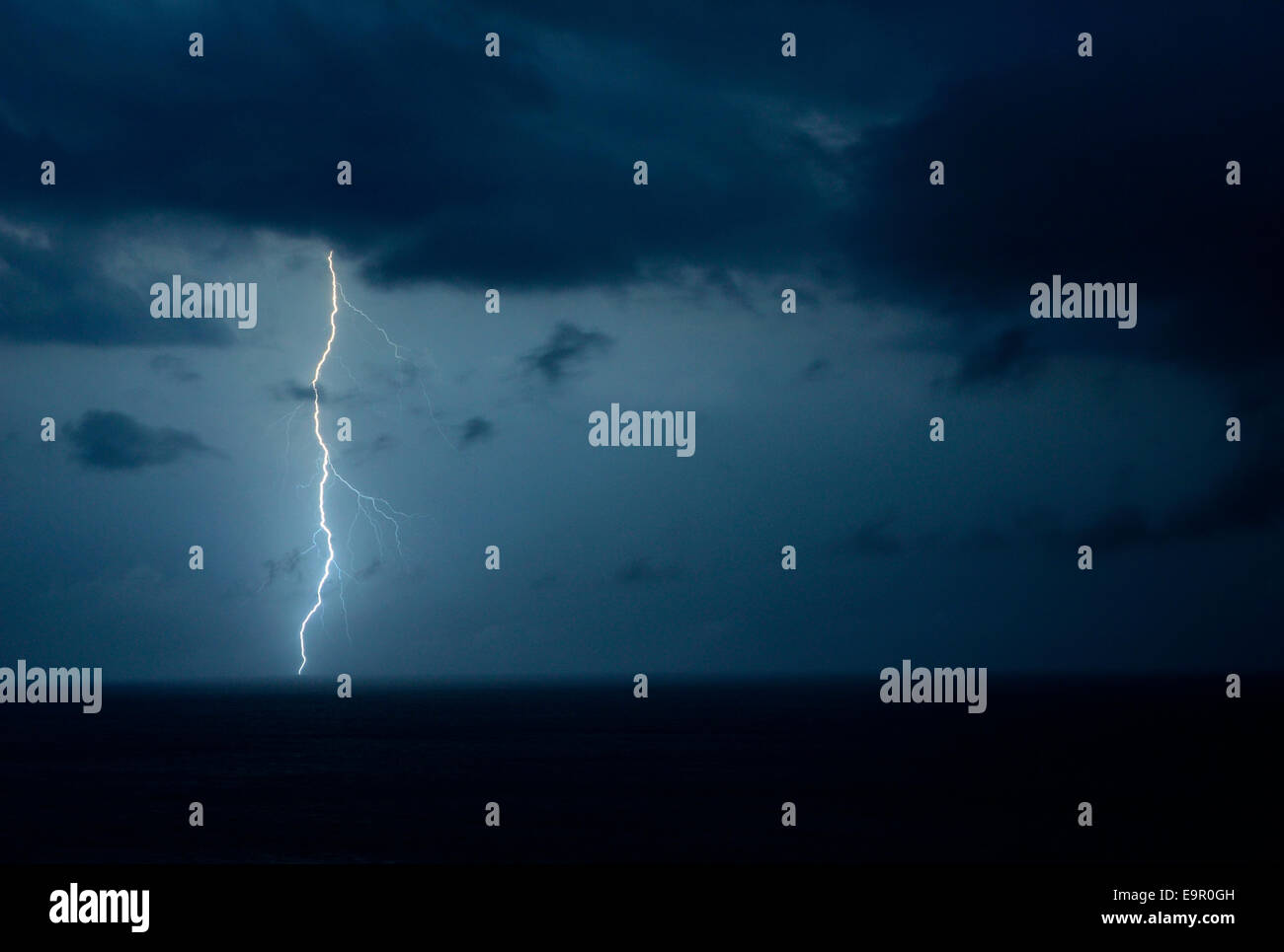Blitz: Ein Blitz während eines Gewitters über dem Atlantischen Ozean erfasst. Stockfoto