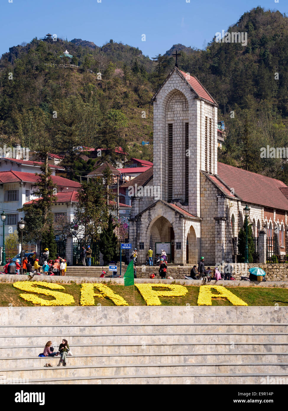 Der Heilige Rosenkranz Kirche und Menschen rund um den wichtigsten Platz von Sapa Stadt, Provinz Lao Cai, Vietnam. Stockfoto