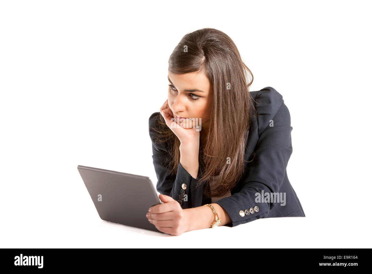 Junge Geschäftsfrau konzentriert arbeiten am Laptop. Stockfoto