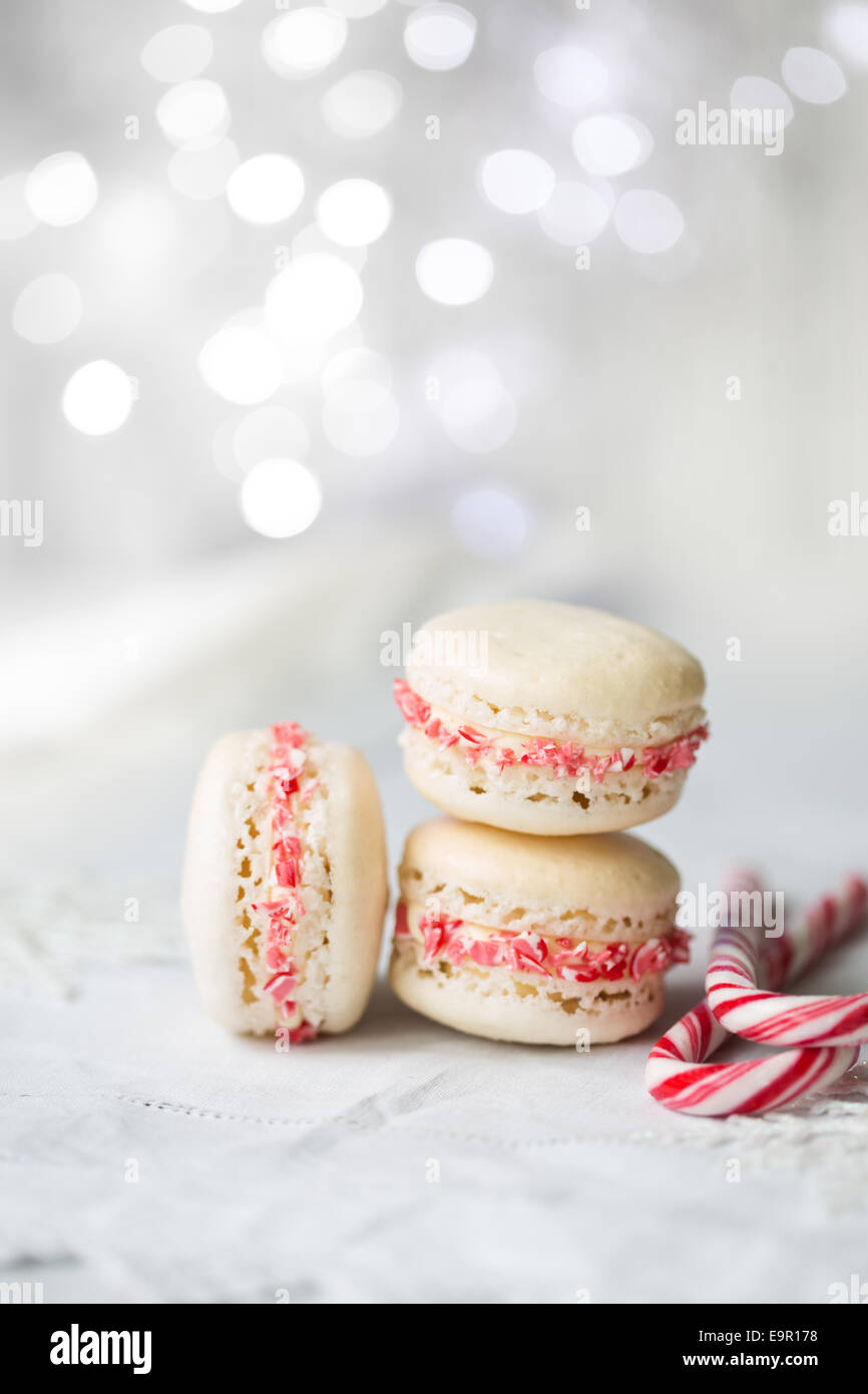 Weihnachten Macarons mit einer zerdrückten Candy Cane Füllung Stockfoto
