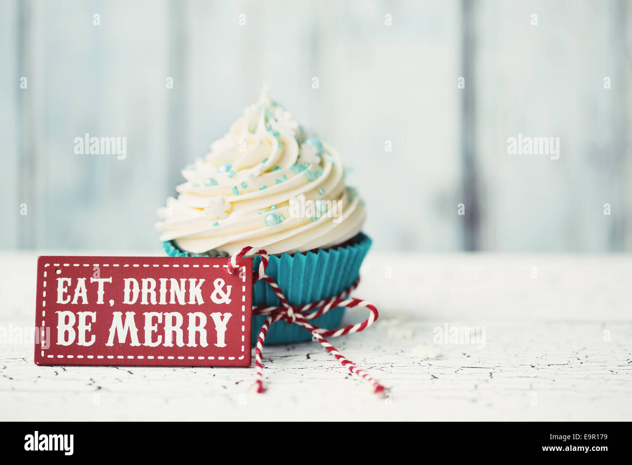 Cupcake mit "Essen, trinken und fröhlich sein" Zeichen Stockfoto