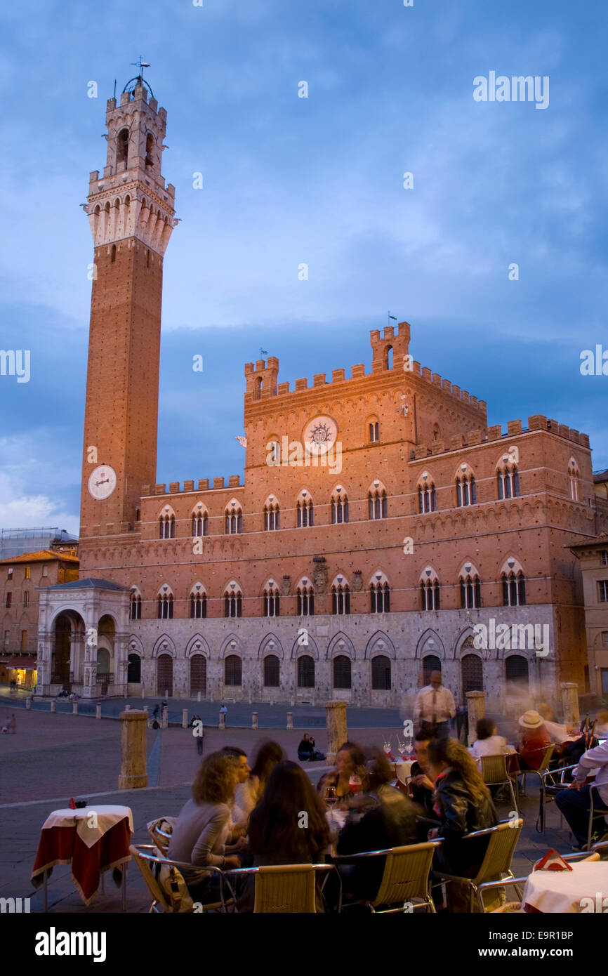 Siena, Toskana, Italien. Der Palazzo Pubblico (Palazzo Comunale) und Torre del Mangia beleuchtet in der Abenddämmerung, Piazza del Campo. Stockfoto