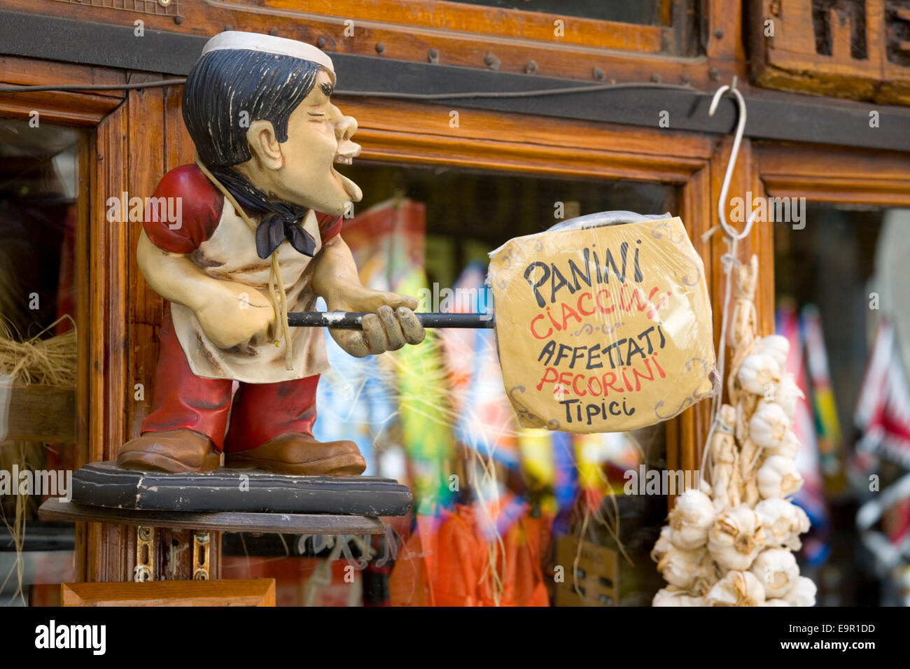 Siena, Toskana, Italien. Lustige Schild Tante-Emma-Laden in über Tito Alter traditionelle Lebensmittel zu verkaufen. Stockfoto