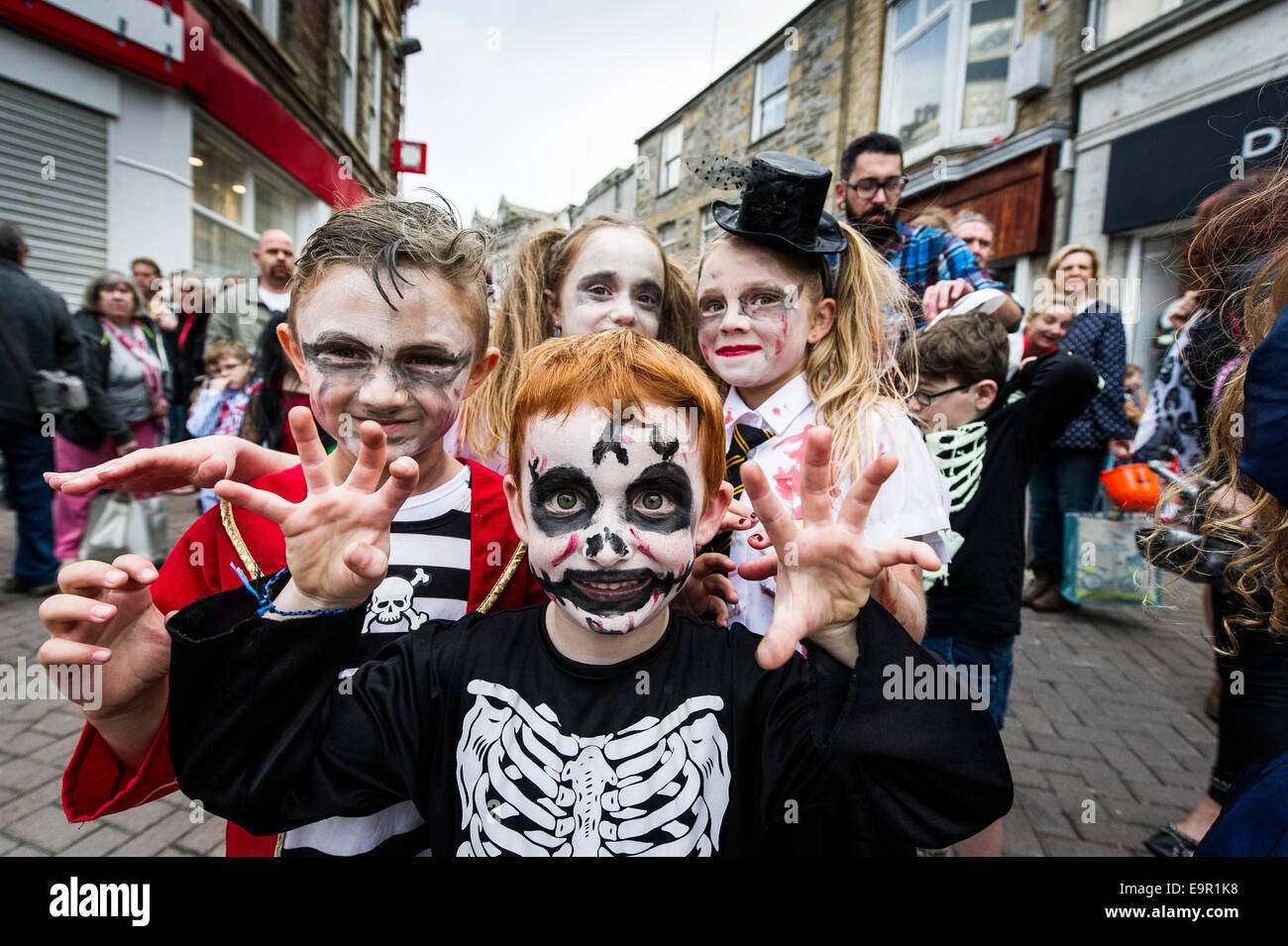 Newquay, Cornwall. 31. Oktober-204.  Zombie Cornish Kinder Lauf entlang Newquay High Street. Bildnachweis: Gordon Scammell/Alamy Live-Nachrichten Stockfoto