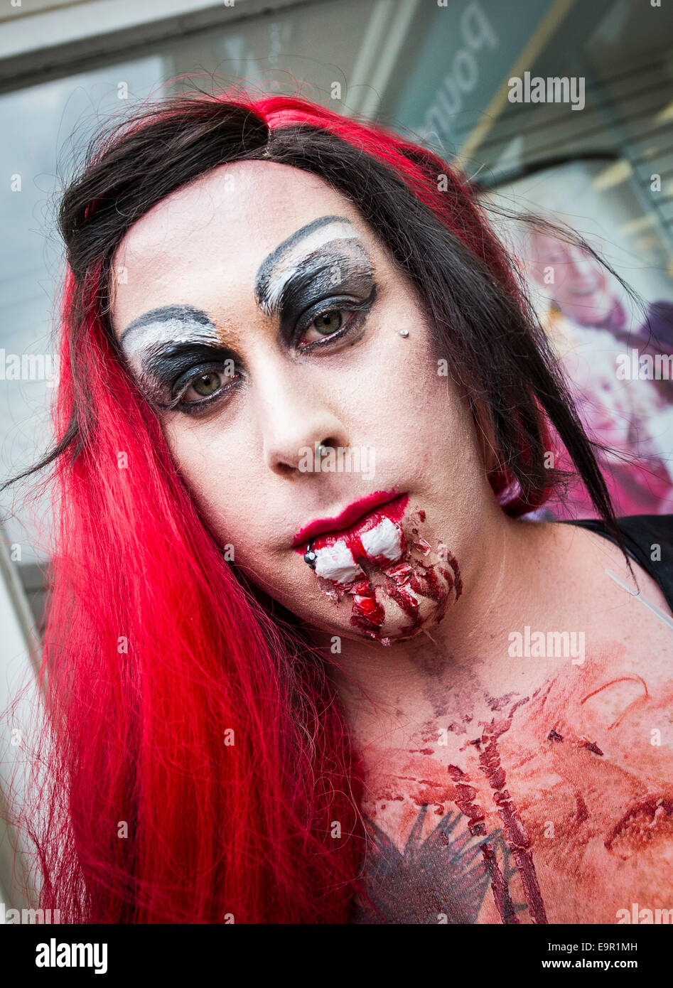 Newquay, Cornwall. 31. Oktober-204.  Zombies bummeln rund um in Newquay High Street. Bildnachweis: Gordon Scammell/Alamy Live-Nachrichten Stockfoto