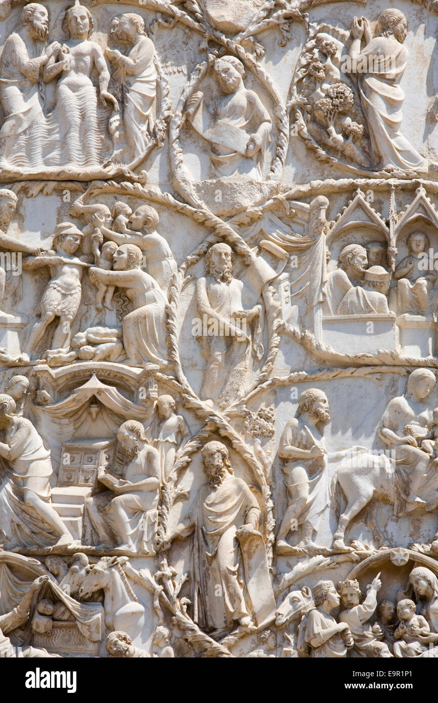 Orvieto, Umbrien, Italien. Kunstvoll geschnitzten Relief mit Szenen aus dem neuen Testament auf die Fassade der Kathedrale. Stockfoto