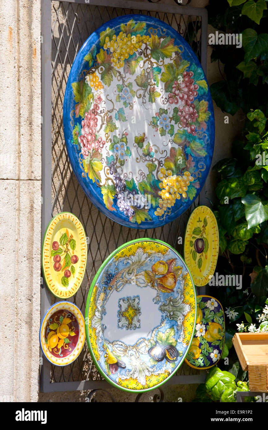 Orvieto, Umbrien, Italien. Dekorative Keramik auf dem Display außerhalb typisches Geschenk-Shop auf der Piazza del Duomo. Stockfoto