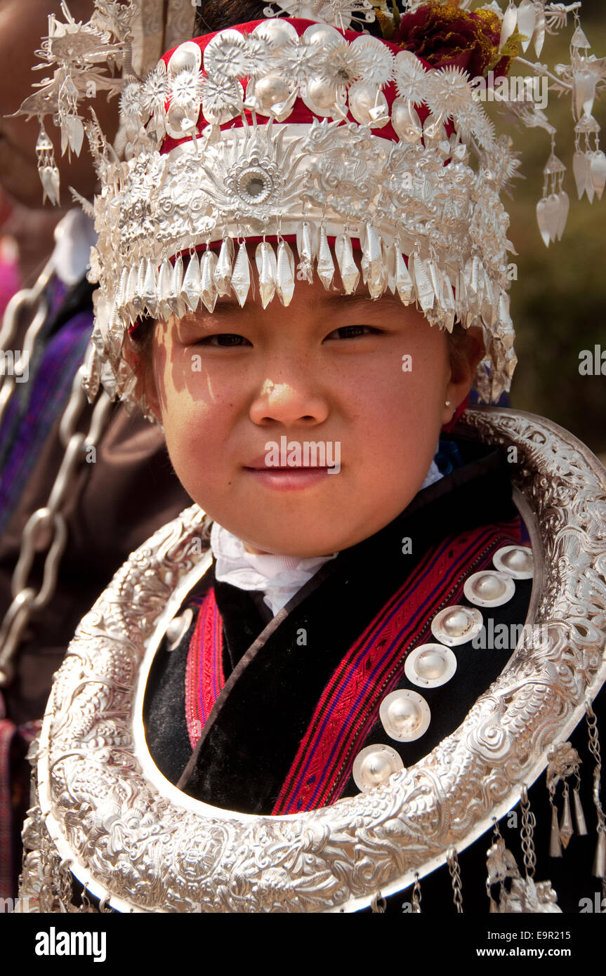 Ein junges Mädchen von Miao Silber Kopfschmuck mit massiven Halsketten,  während Schwester Menü Festival, Shidong, China Stockfotografie - Alamy