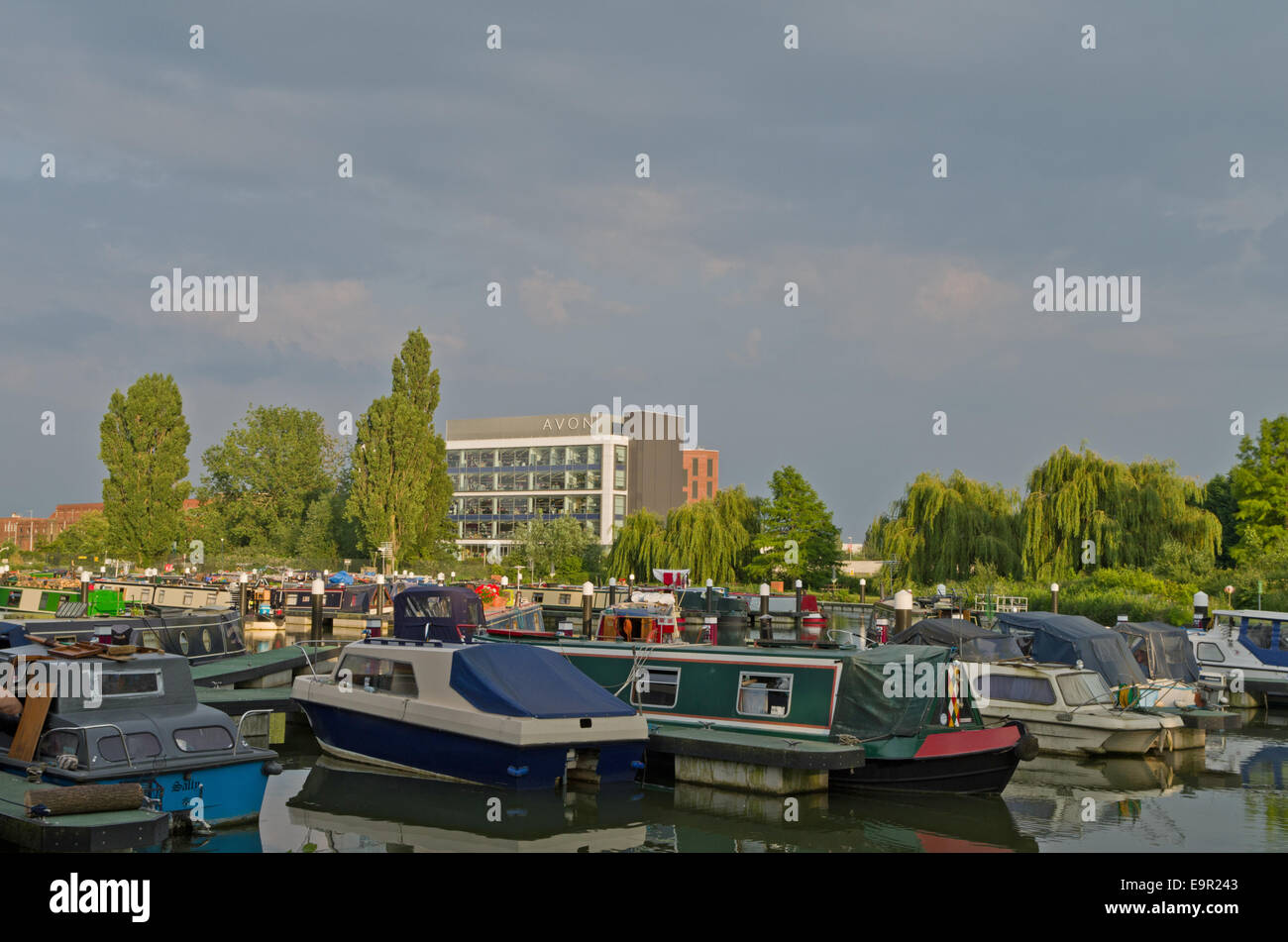 Boote vertäut an Becket Park Marina, Northampton, das Hauptquartier der Avon Cosmetics im Hintergrund. Stockfoto