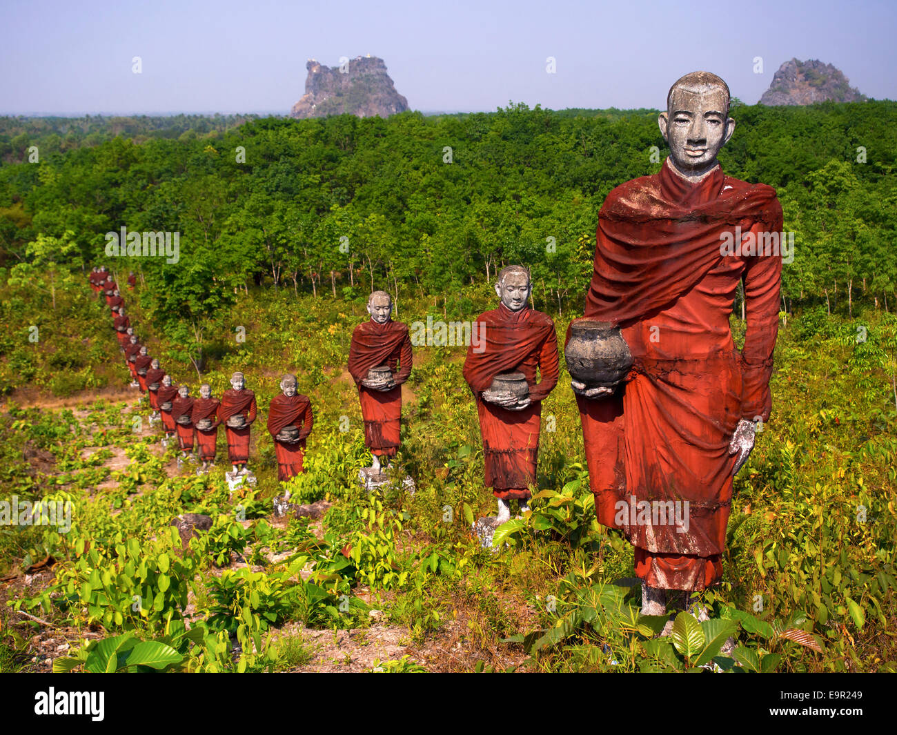 Hunderte von Statuen von buddhistischen Mönchen Almosen umgeben die massive zu gewinnen Sein Taw Ya Buddha in Mawlamyine, Myanmar. Stockfoto