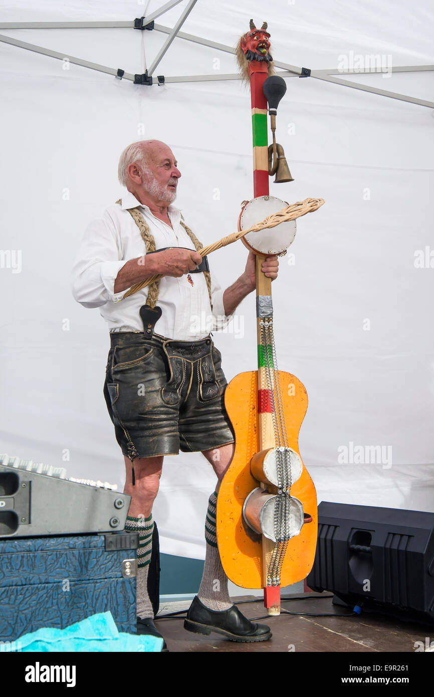 Altmusiker mit Baß in traditioneller bayerischer Kleidung, Bierfest, Füssen, Bayern, Deutschland, Europa Stockfoto