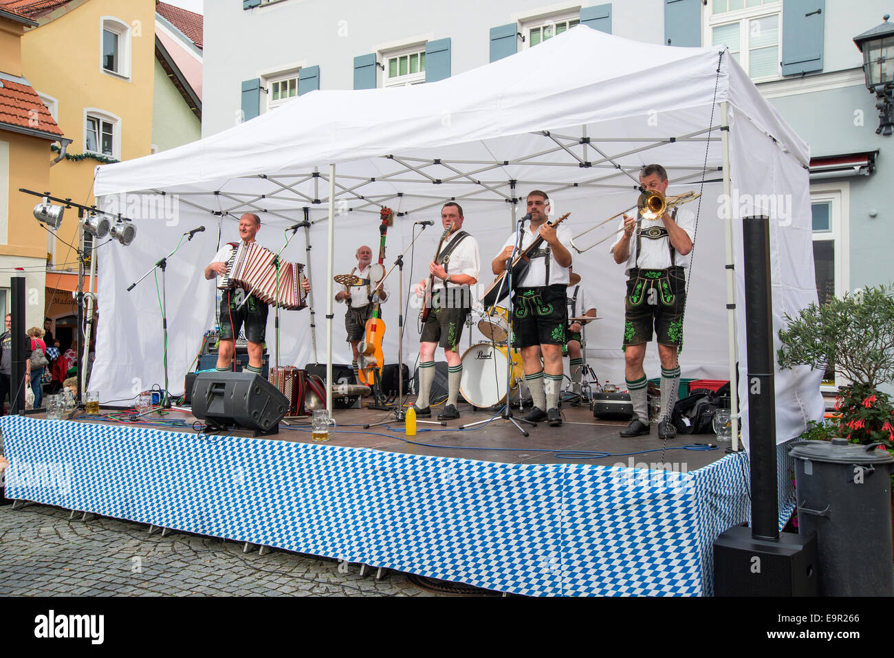 Musiker in traditioneller bayerischer Kleidung singen und spielen,Bierfest, Füssen, Bayern, Deutschland, Europa Stockfoto