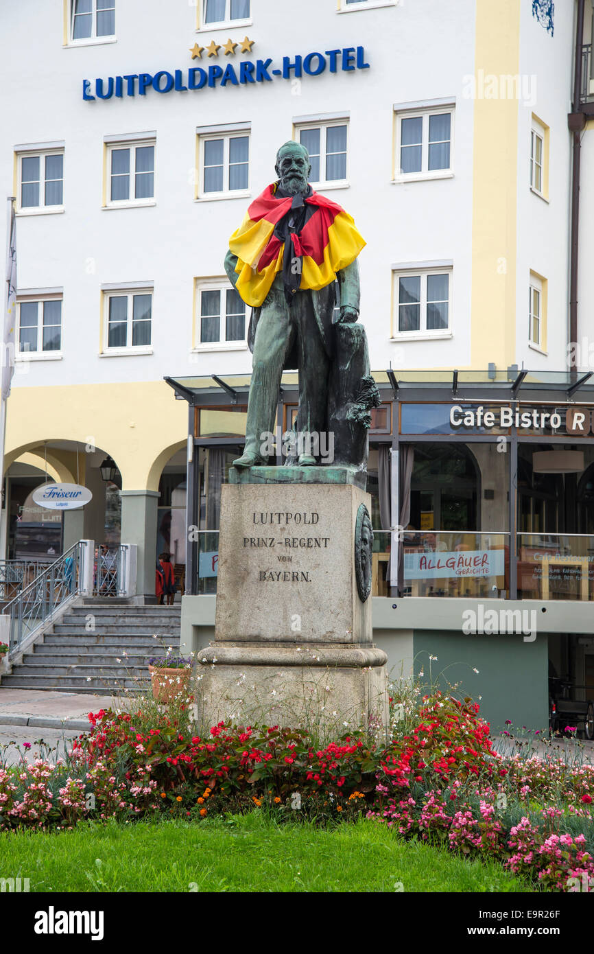 Statue von Luitpold, Prinzregent von Bayern mit Nationalflagge auf der Schulter, Füssen, Bayern, Deutschland, Europa Stockfoto