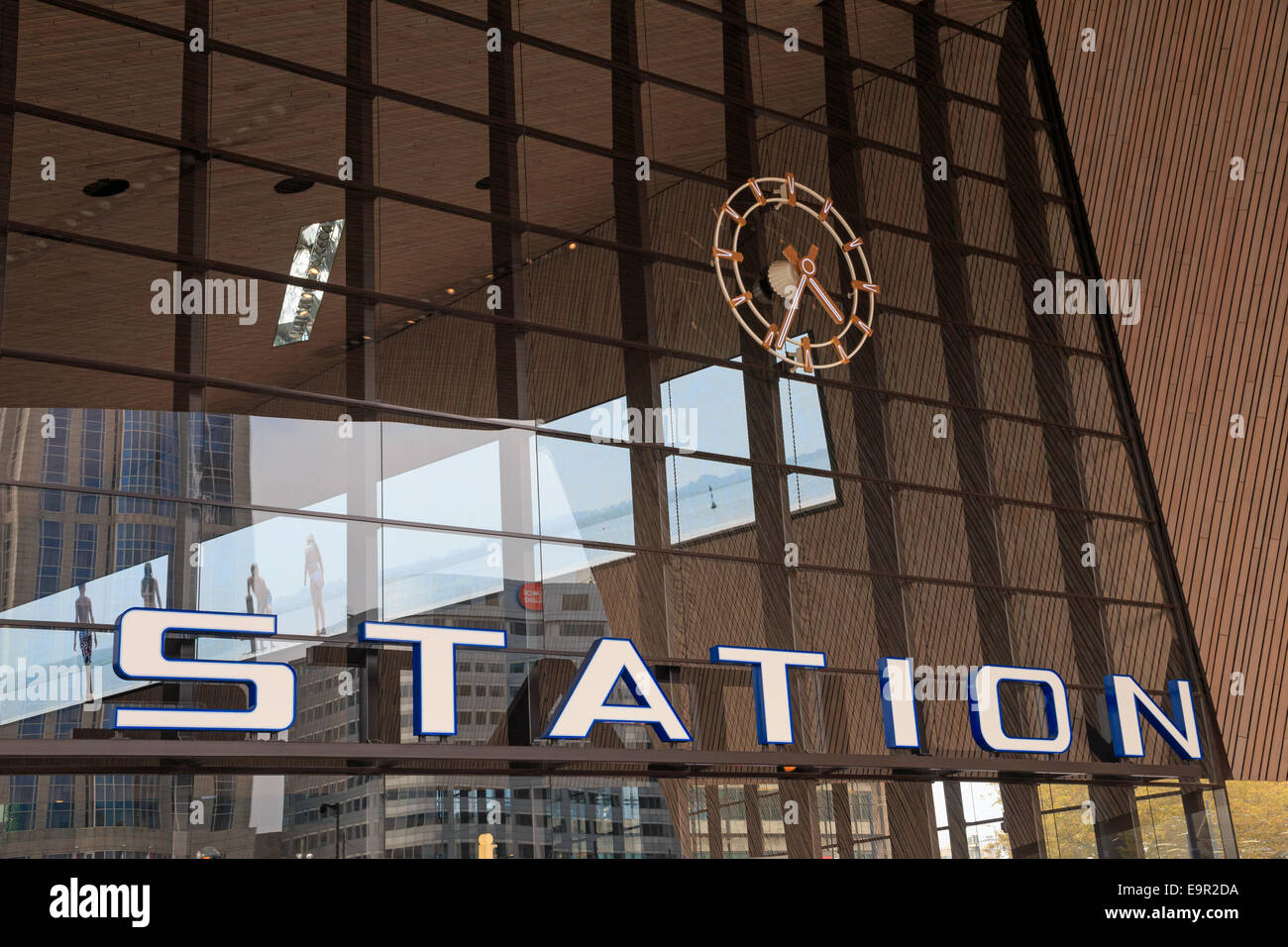 [Nur zur redaktionellen Verwendung] Teil der Haupteingang mit Uhr in Rotterdam Central Station, Niederlande Stockfoto