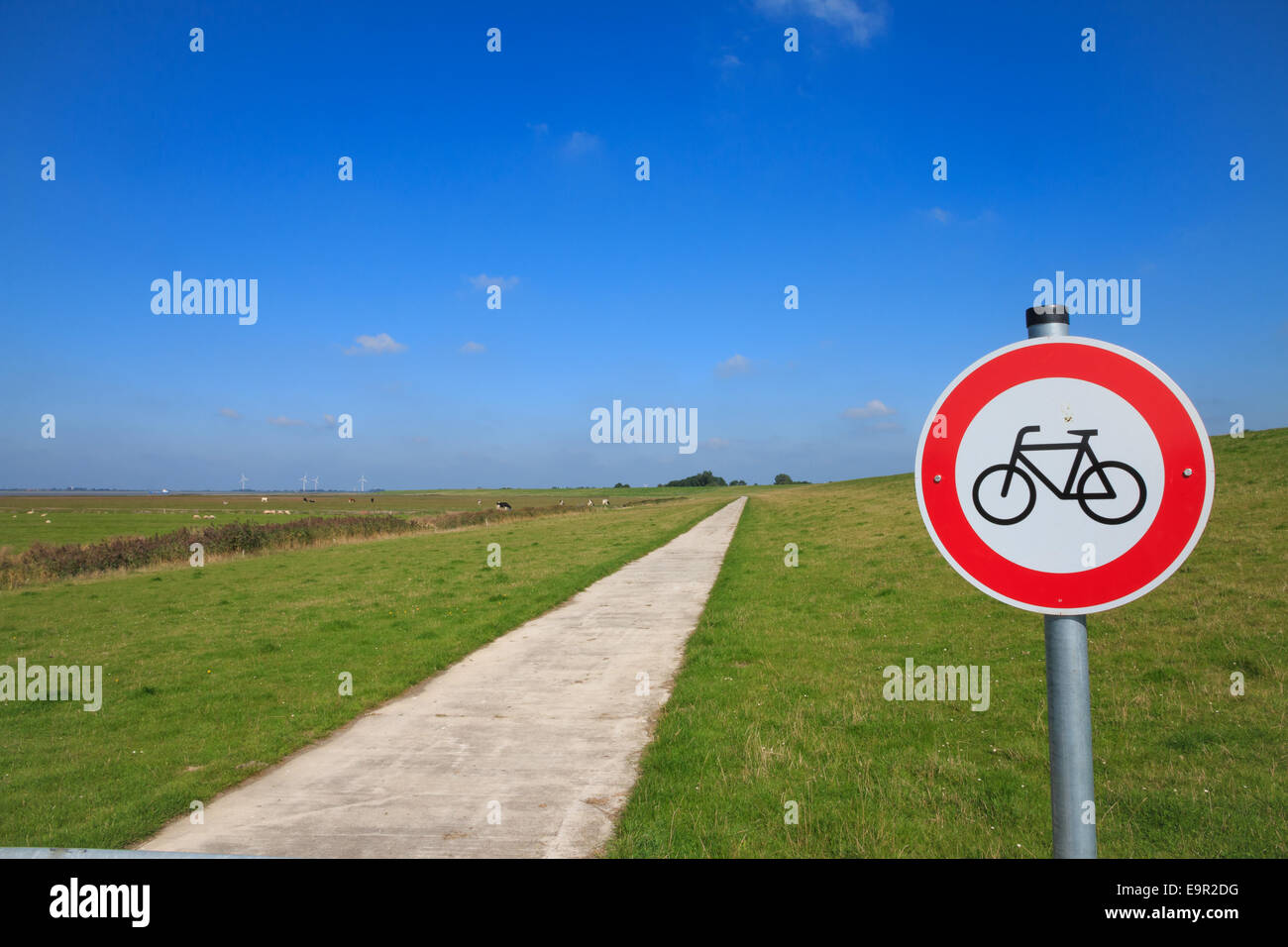 Kein Radfahren entlang dem Deich am Dollart in Ostfriesland, Norddeutschland Stockfoto