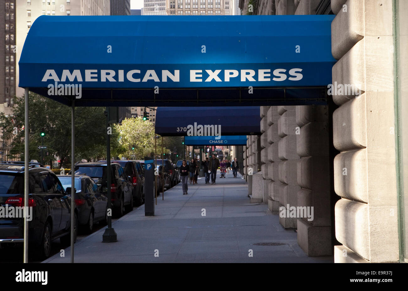 Ein American Express Zeichen werden in New York gesehen. Stockfoto