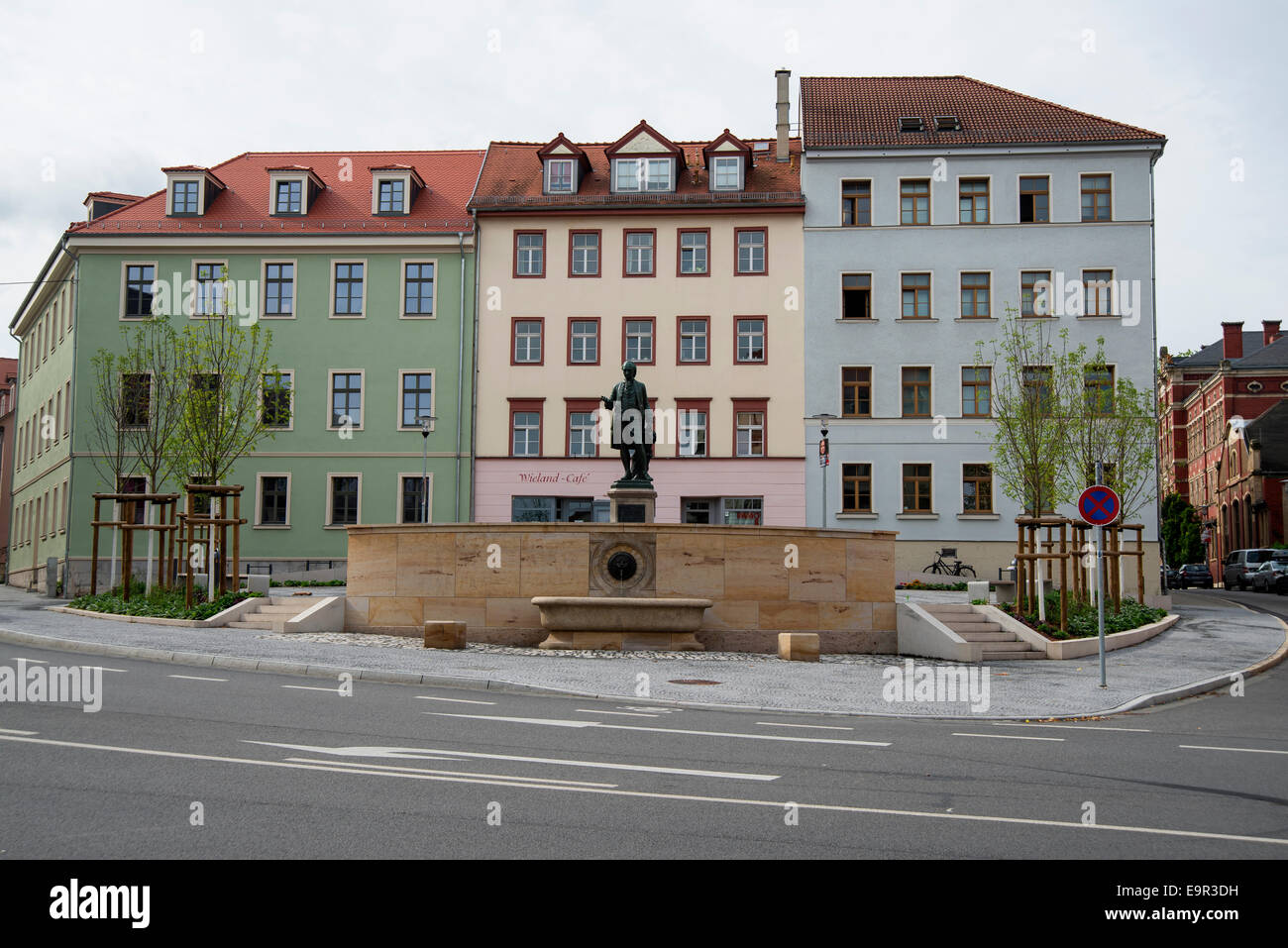 Tricolor-Haus und Statue vor ihm, Weimar, Bundesland Thüringen, Deutschland, Europa Stockfoto