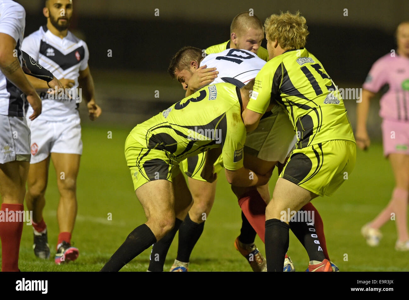 Galashiels, UK. 31. Oktober 2014. Europäische Meisterschaft Rugby League European Championship Schottland RL Vs Frankreich XII Netherdale, Galashiels Mickael SIMON (St-Estève XIII Katalanisch) (Frankreich FFRXIII) in seine Tracks (L) Ben Hellewell (Featherstone Rovers) (Schottland-RL) und Josh Barlow (Swinton Löwen) (Schottland RL) gestoppt (Foto: Rob Gray) Credit: Rob Gray/Alamy Live News Stockfoto