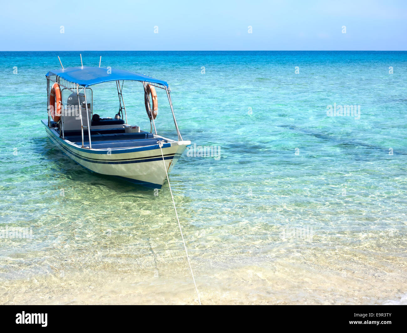 Boot schwimmt auf farbigen türkisfarbenen von Perhentian Kecil Island, Malaysia. Stockfoto