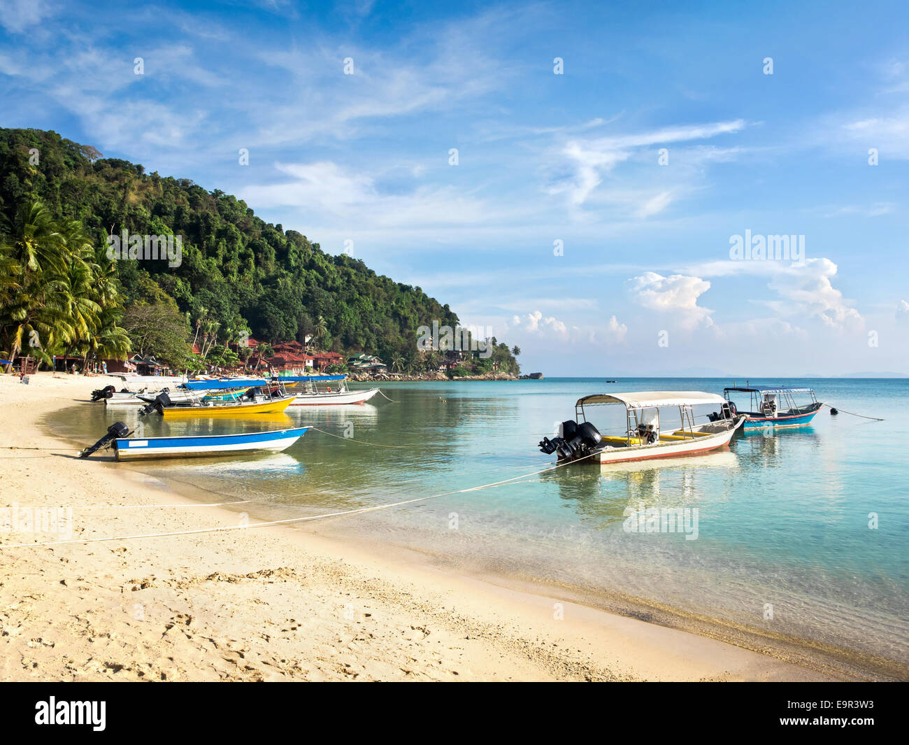 Boote in Coral Bay Strand in Pulau Perhentian Kecil Island, Malaysia. Stockfoto