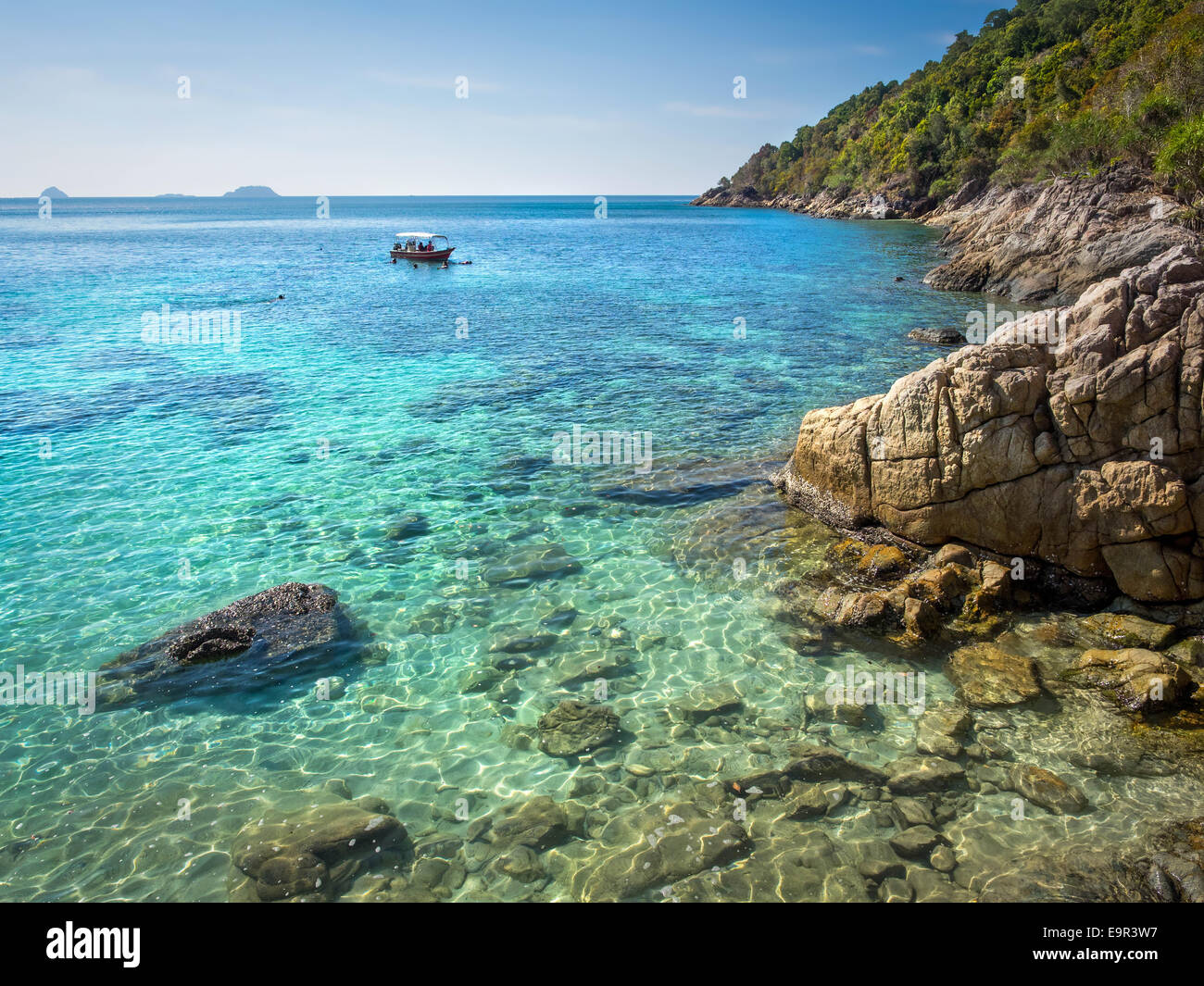 Boot schwimmt auf farbigen türkisfarbenen von Perhentian Kecil Island, Malaysia. Stockfoto